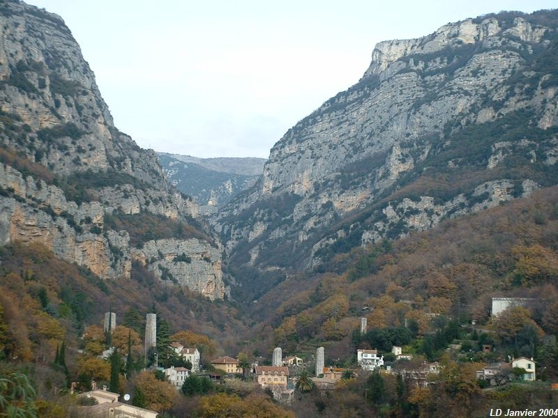 Le viaduc du Loup
Les restes du Viaduc du Loup. On aperçoit les piles ainsi que la cul�e Est. La direction de Nice est à droite.

Janvier 2004
