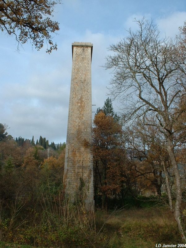 Pile du viaduc des Ribes
L'unique pile du viaduc. Il comportait deux trav�es m�talliques de 60 m. La direction de Nice est à droite.

Janvier 2004
