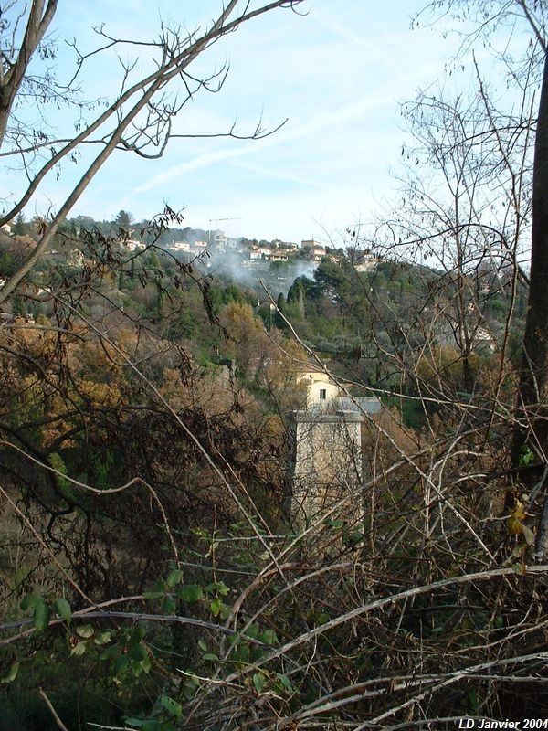 Les restes du viaduc des Ribes
On aperçoit l'unique pile ainsi que la cul�e Est. Le viaduc �tait constitu� de deux trav�es m�talliques de 60 m.

Vue en direction de Nice
Janvier 2004
