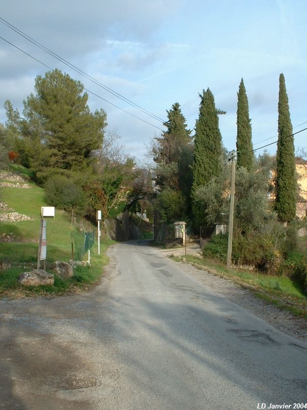 Plateforme � Grasse
Le viaduc des Ribes est situ� juste apr�s le passage sup�rieur.

Vue en direction de Nice
Janvier 2004
