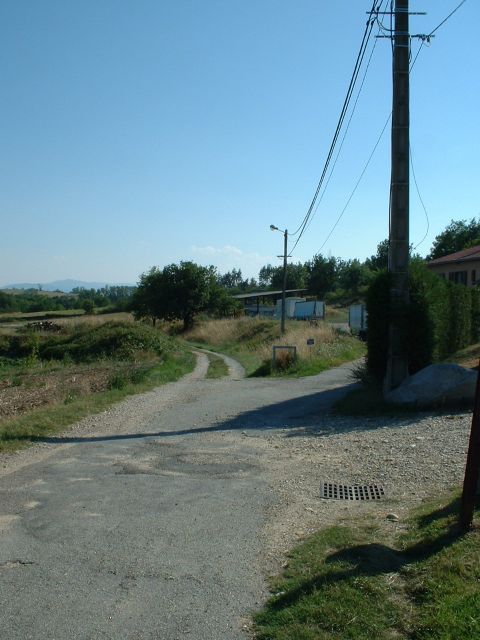 Vue de la plateforme de la ligne peu apr�s avoir pass� la D34 � la sortie de Mornant
La plateforme est vue en direction de Rive-de-Gier.
Mars 2003
