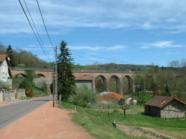 Viaduc � la sortie de la gare de Saint-Victor
La direction de cours est à gauche.

Avril 2004
