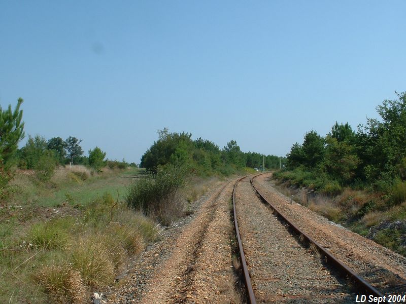 Peu apr�s la bifurcation de Saint-Mariens
On aperçoit la ligne Bordeaux - Nantes sur la gauche de la photo.

Vue en direction de Ch�teauneuf
Septembre 2004
