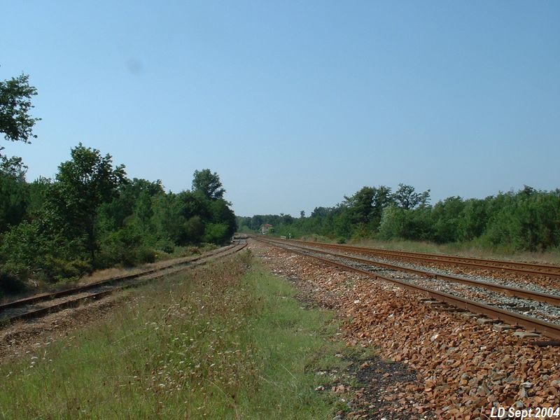 Bifurcation sur la ligne Bordeaux - Nantes
La ligne commence en r�alit� dans la gare de Saint-Mariens - Saint-Yzan.
Sur la droite, la ligne Bordeaux- Nantes

Vue en direction de Saint-Mariens
Septembre 2004
