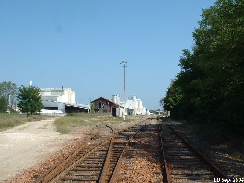 Entr�e de la gare de Cl�rac
Vue en direction de Ch�teauneuf
Septembre 2004
