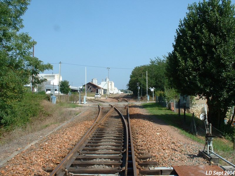Entr�e de la gare de Cl�rac
Vue en direction de Ch�teauneuf
Septembre 2004
