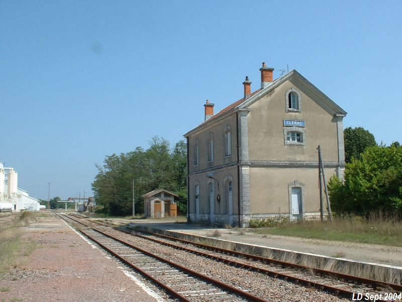 Une autre vue du BV de Cl�rac avec les voies � quais
Vue en direction de Ch�teauneuf
Septembre 2004
