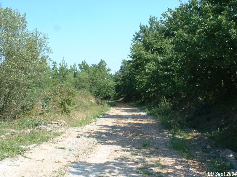 Juste apr�s le heurtoir de la fin de la ligne
Vue en direction de Ch�teauneuf
Septembre 2004
