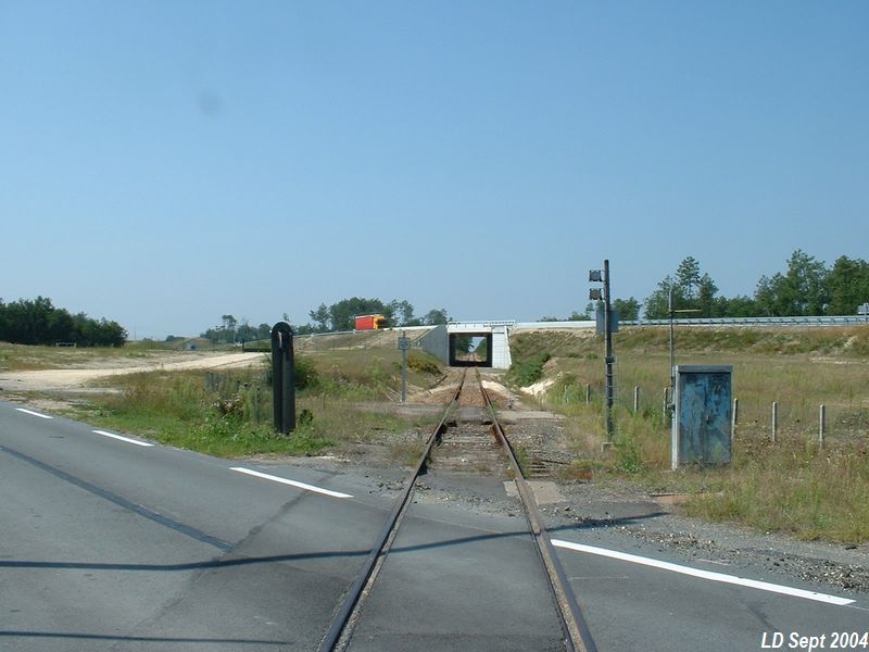 Ancienne N10 (premier plan) et nouvelle N10 � 2x2 voies (second plan)
Vue en direction de Saint-Mariens
Septembre 2004
