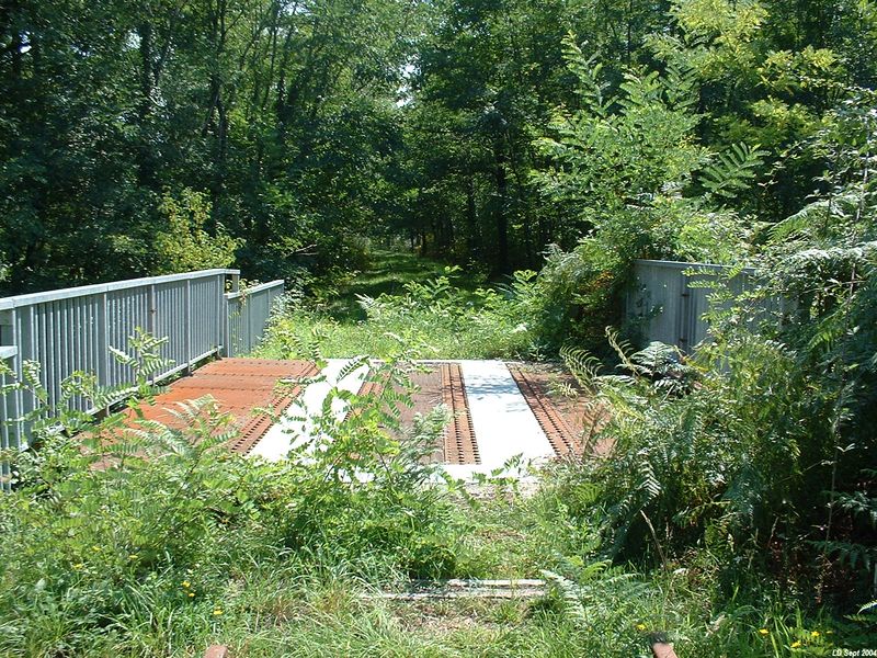 Pont supr�rieur fanchissant la D142
Les rails ont �t� enlev�s sur la pont

Vue en direction de Coutras
Septembre 2004
