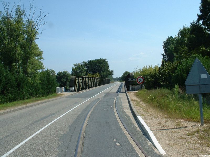 Pont franchissant l�Isle � la sortie de Gu�tres
Vue en direction de Coutras
Septembre 2004
