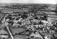 Vue aérienne de Montrevel-en-Bresse dans les années 1930/1940