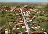 Vue aérienne de Montrevel-en-Bresse dans les années 1950/1960.