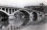 Viaduc routier de Cordon dans les années 1950. On aperçoit une culée de l'ancien viaduc ferroviaire sous l'arche centrale du pont.